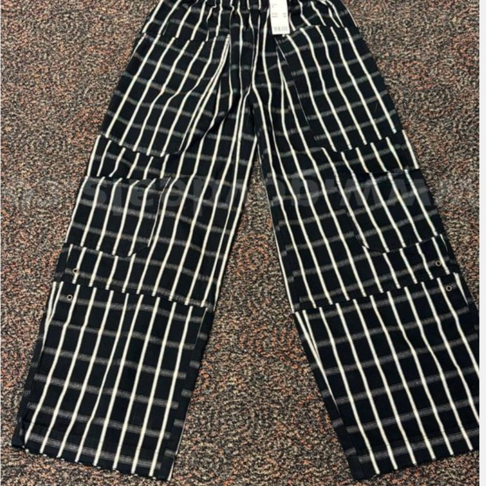 BDG Woman Black and White BDG XS-TP like new